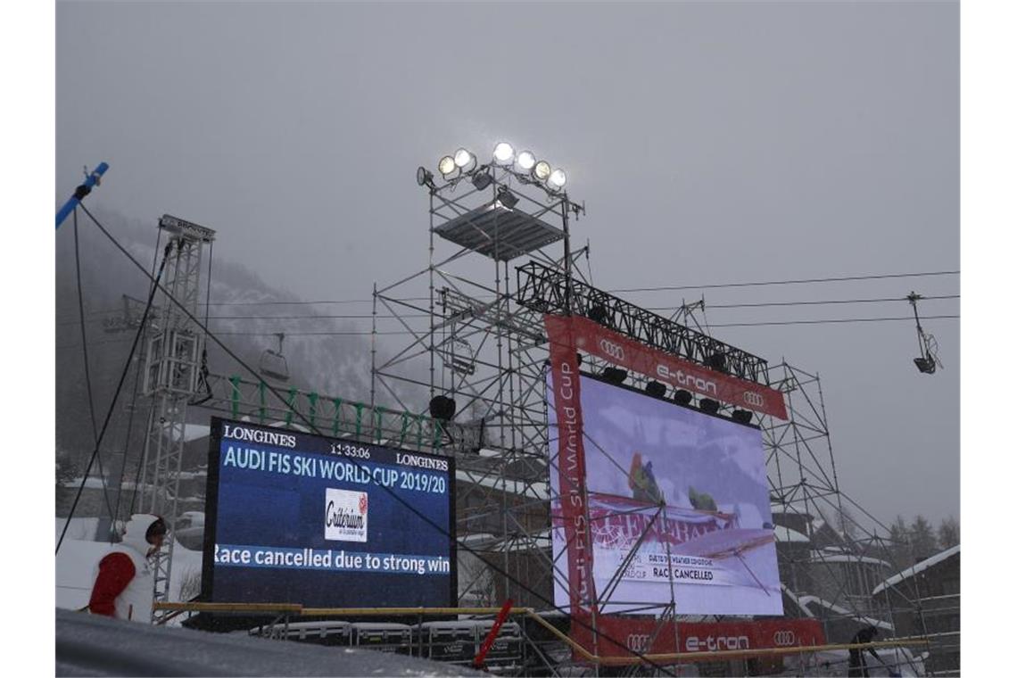 In Val d'Isère wurde wetterbedingt der Weltcup-Slalom abgesagt. Foto: Gabriele Facciotti/AP/dpa