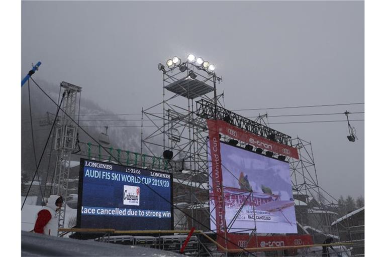 In Val d'Isère wurde wetterbedingt der Weltcup-Slalom abgesagt. Foto: Gabriele Facciotti/AP/dpa