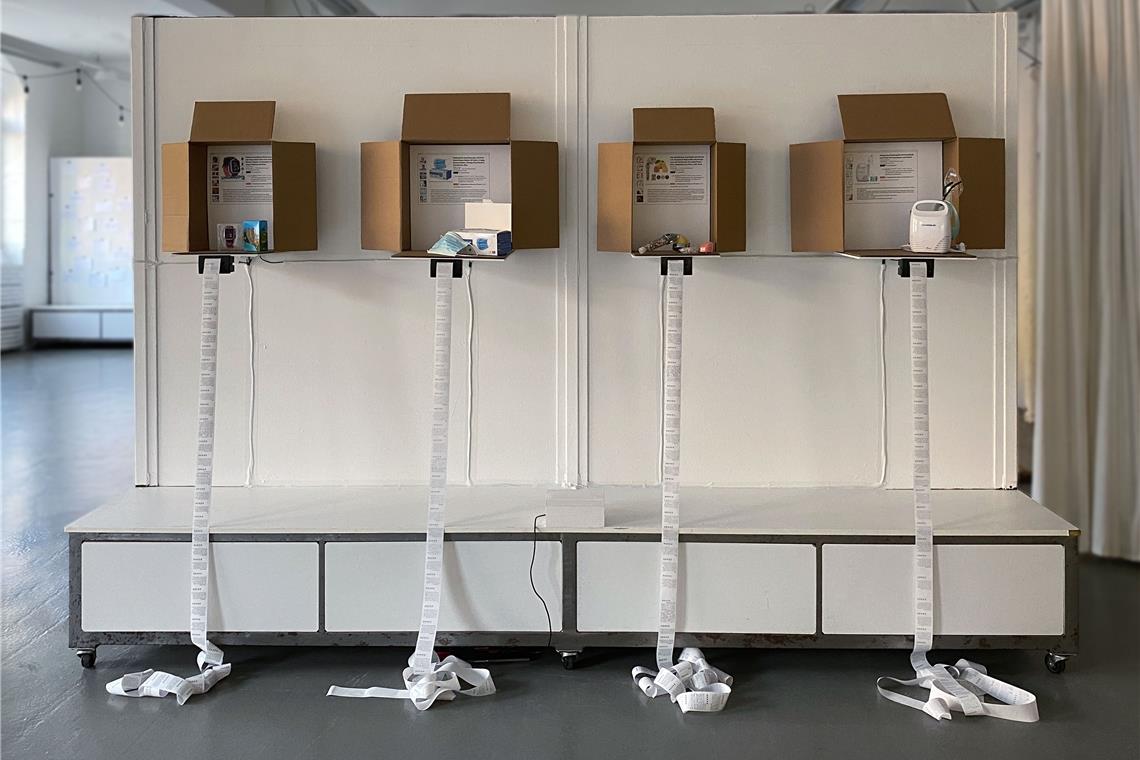 Wie seriös sind Online-Bewertungen? In Versandkartons sind die angebotenen Produkte platziert. Die Drucker spucken die Produktrezensionen aus, die nach realen Rezensionen von echten Kunden klingen. Foto: R. Heiser