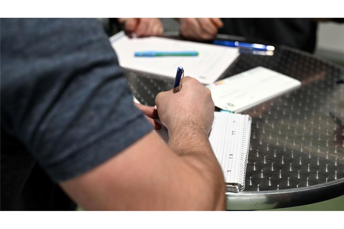 Krankenkasse: Generationenkonflikte in Betrieben In vielen Betrieben spielen nach einer Umfrage Generationenkonflikte eine Rolle (Foto: Archiv).