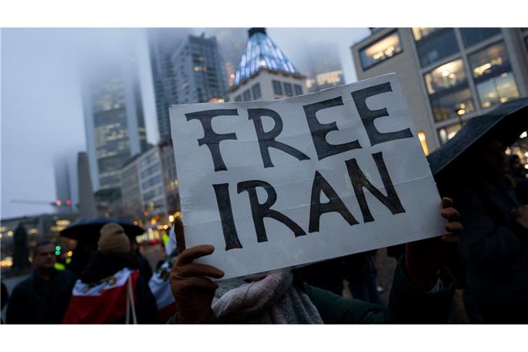 In vielen EU-Staaten fordern Menschen seit Wochen neue Sanktionen gegen Verantwortliche für die Gewalt im Iran. Nun gibt es einen ersten Beschluss. (Archivbild)