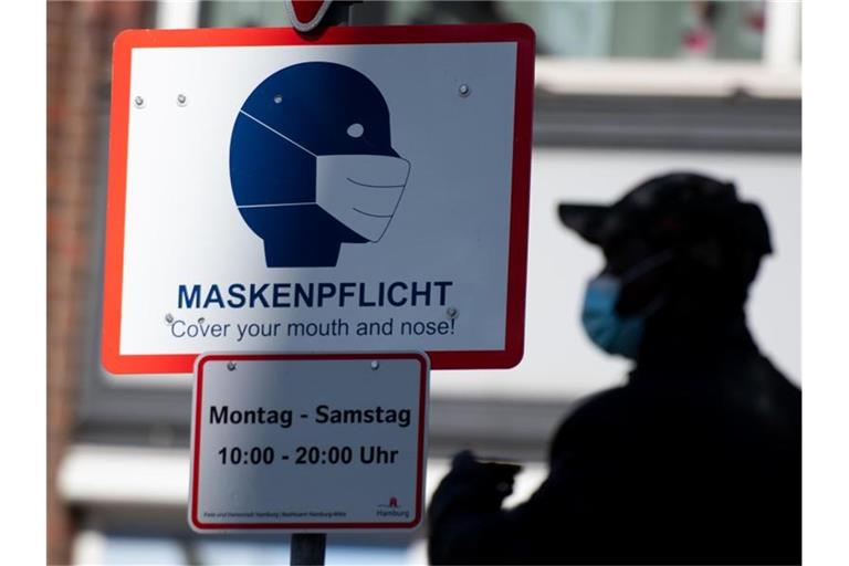 In vielen Innenstädten herrscht „Maskenpflicht“ - die Corona-Fallzahlen sind feiertagsbedingt rückläufig. Foto: Daniel Reinhardt/dpa