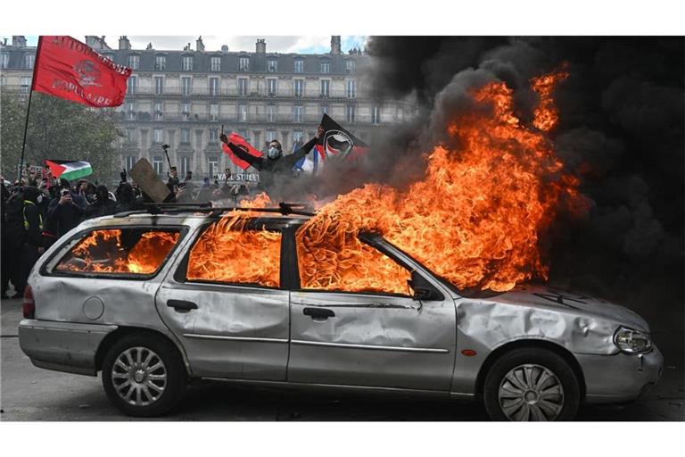 In vielen Landesteilen, nicht nur wie hier in der Hauptstadt Paris, brannten am Samstag Autos und Barrikaden.