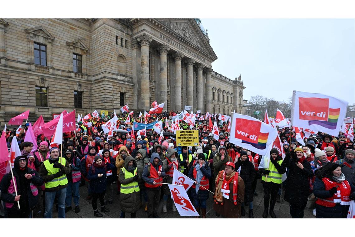 In vielen Städten demonstrierten Lehrkräfte und andere Landesbeschäftigte bei der Vorgängerrunde 2023 für die damalige Forderung 10,5 Prozent mehr Gehalt - etwa in Leipzig. (Archivfoto)
