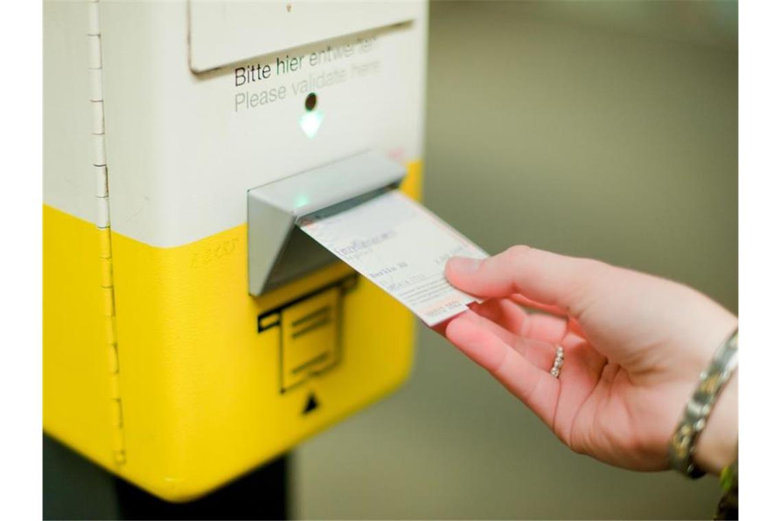 ICE billiger, U-Bahn teurer - wo Fahrgäste 2020 mehr zahlen In vielen Verkehrsverbünden steigen zum Jahreswechsel die Preise für Fahrkarten. Foto: Hauke-Christian Dittrich/dpa