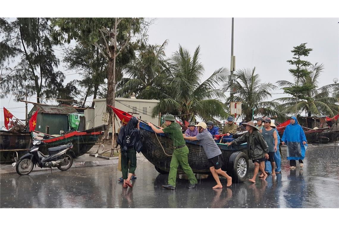 Sturm "Wipha": Tote auf den Philippinen und in Thailand In Vietnam treffen die Menschen Vorbereitungen, um sich vor "Wipha" zu schützen.