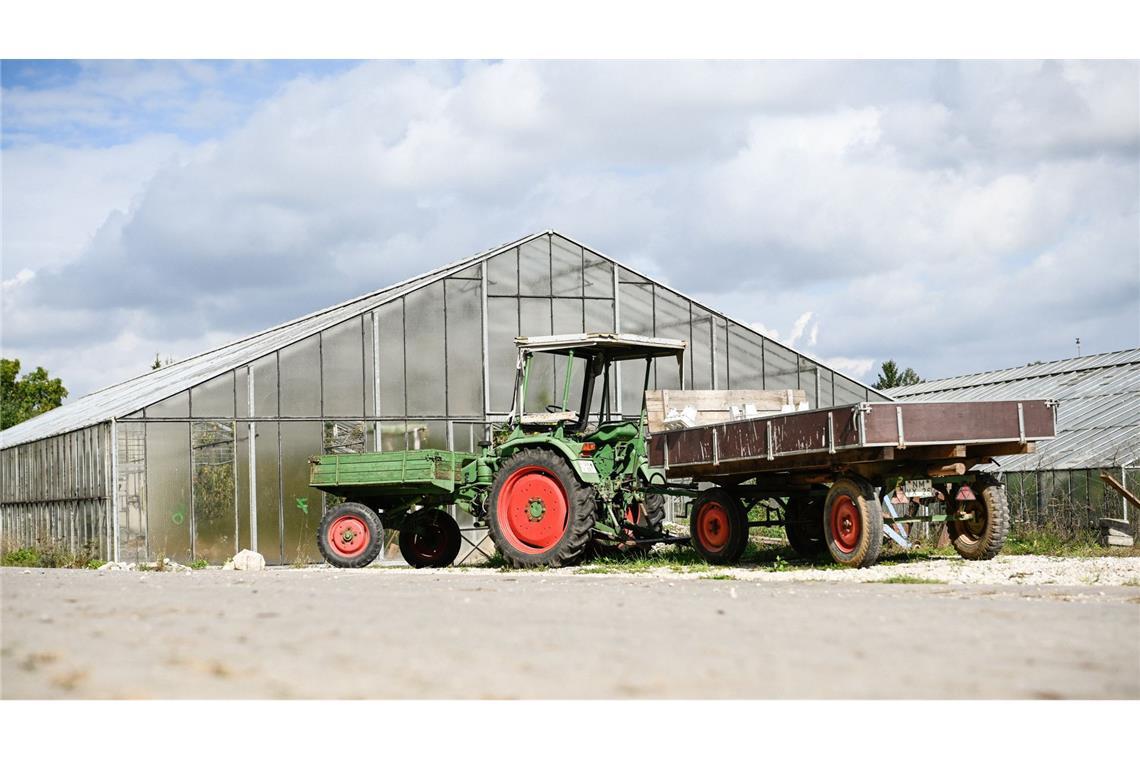 Mann wird von Traktor überrollt und stirbt