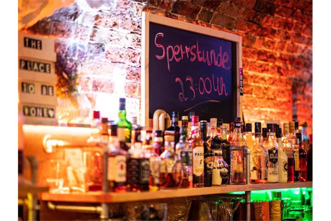 In Warendorf in Nordrhein-Westfalen müssen Bar-Gäste um 23 Uhr gehen - die Inzidenzzahl liegt wie vielerorts über 50. Foto: Guido Kirchner/dpa