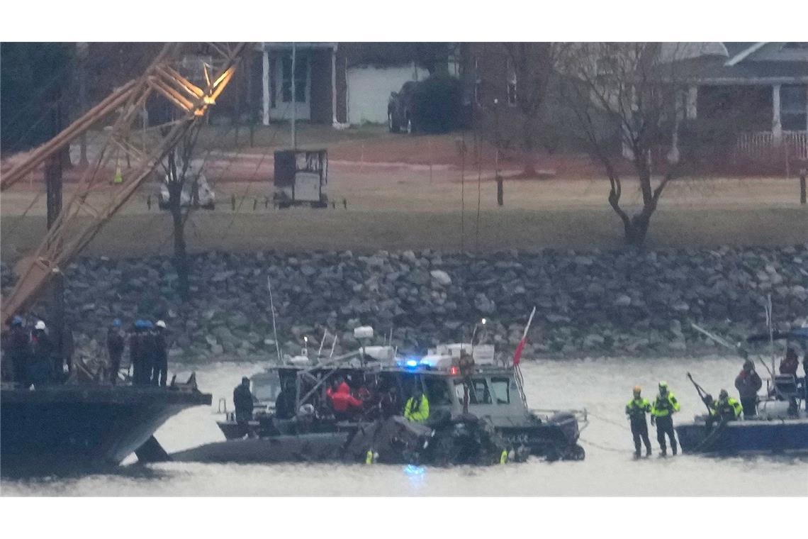 Trotz Abstürzen - Experten halten Fliegen für sicher In Washington laufen die Bergungsarbeiten nach dem Flugzeugabsturz.