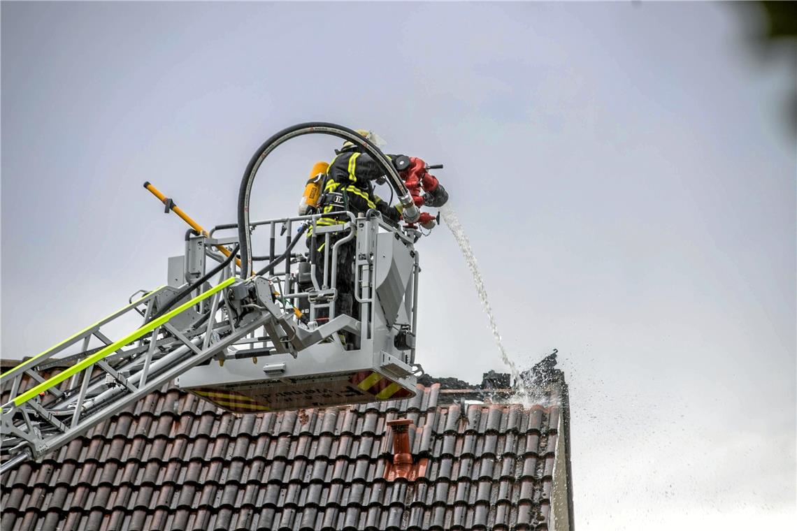 In Weinstadt-Endersbach geriet beim Unwetter am Dienstag ein Dach durch einen Blitzeinschlag in Brand. Foto: 7aktuell/Adomat