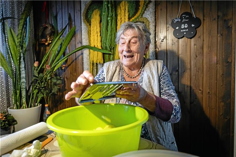 In Weissach und darüber hinaus schwört man auf den Kartoffelsalat von Maria Sailer.Fotos: Alexander Becher