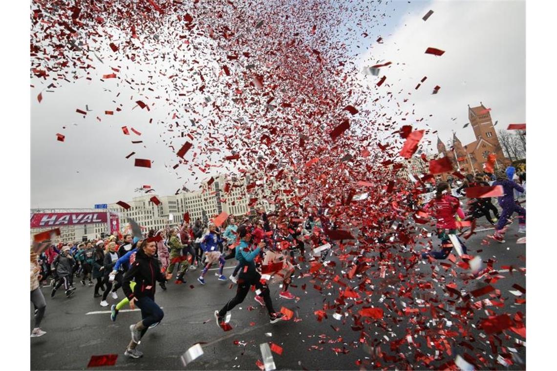 In Weißrussland Hauptstadt Minsk gibt es zum Weltfrauentag einen „Beauty Run“. Foto: Sergei Grits/AP/dpa