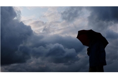 In weiten Teilen Baden-Württembergs werden Menschen in den kommenden Tagen auf einen Regenschirm angewiesen sein. (Symbolfoto)