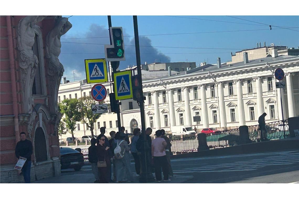 In weiten Teilen der Millionenstadt an der Newa waren nach dem ukrainischen Angriff Rauchschwaden zu sehen.