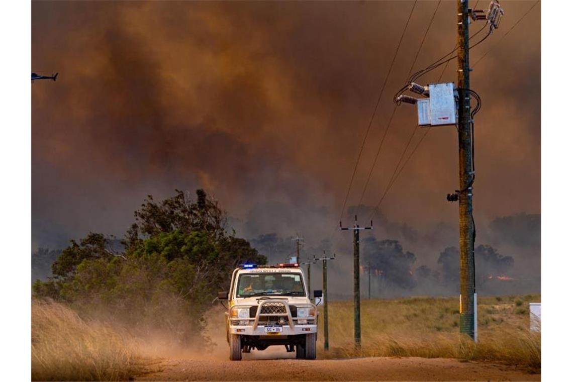 In Westaustralien sind bei einem neuerlichen Feuer bereits Tausende Hektar Buschland verbrannt. Foto: Evan Collis/DEPARTMENT OF FIRE AND EMERGENCY SERVICES/AAP/dpa