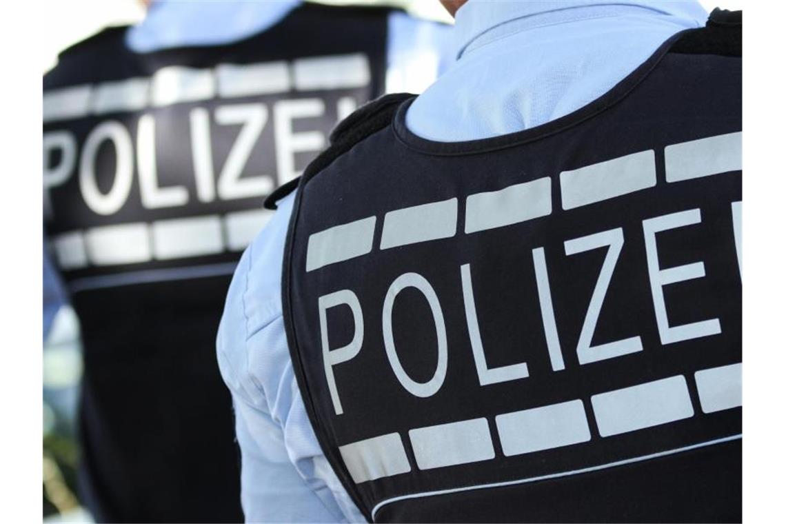 Polizei fasst mutmaßliche Diebesbande In Westen gekleidete Polizisten. Foto: Silas Stein/dpa/Illustration