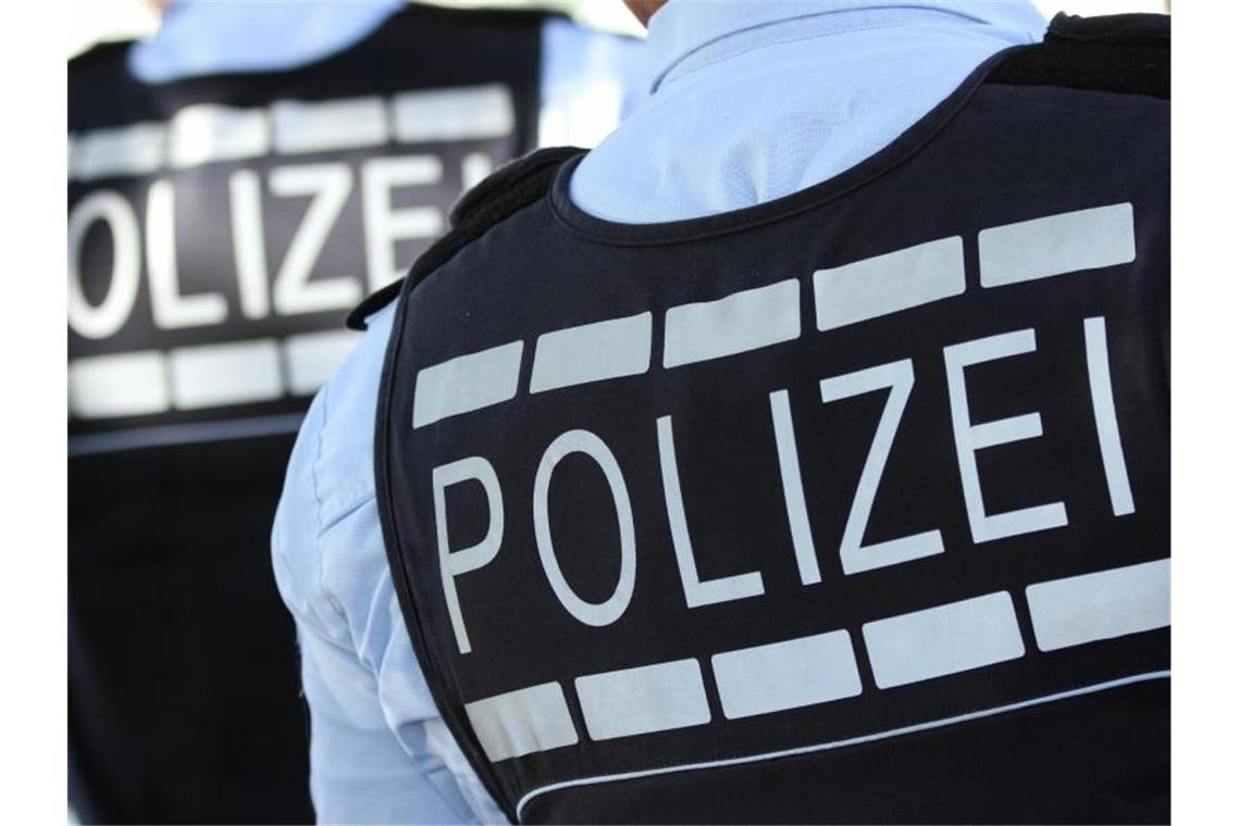 In Westen gekleidete Polizisten. Foto: Silas Stein/dpa/Archivbild