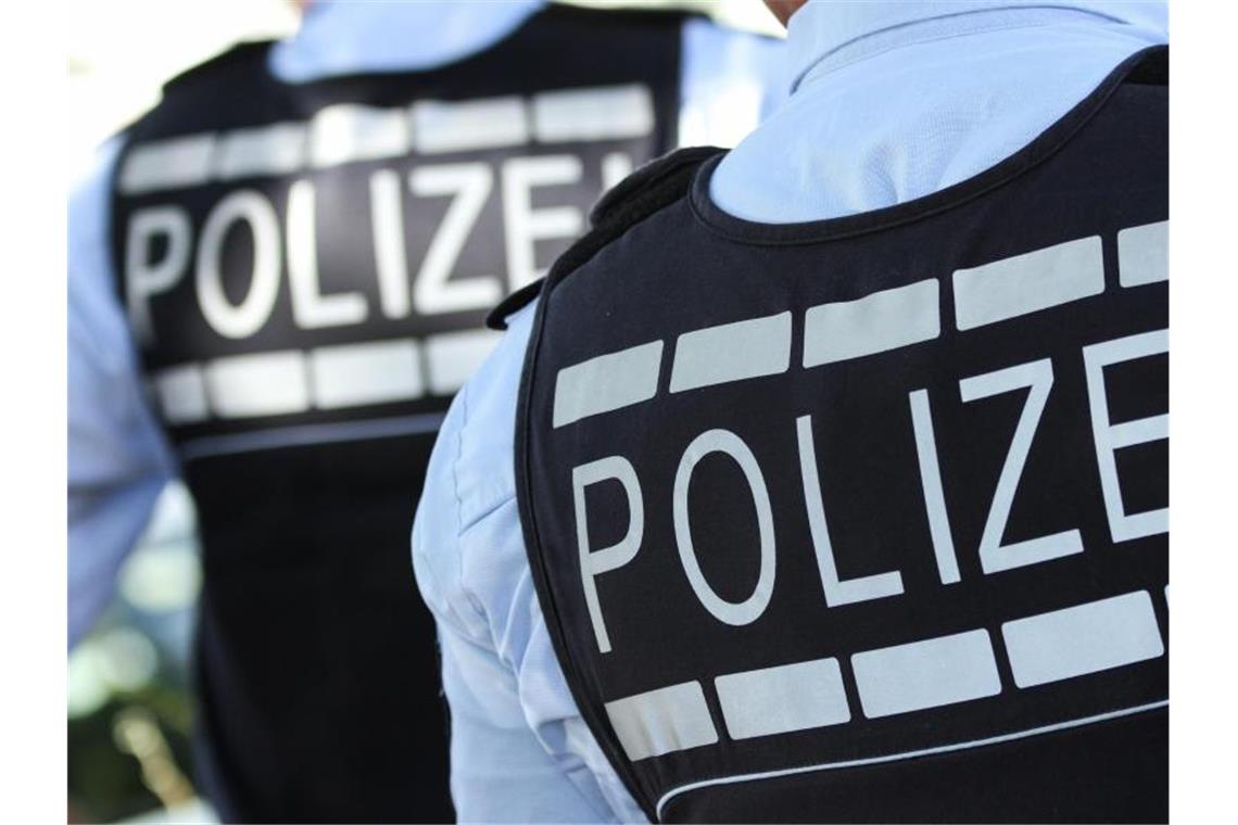 Polizei: Versuche von Enkeltrick-Betrug unbedingt anzeigen In Westen gekleidete Polizisten. Foto: Silas Stein/dpa/Illustration/Archivbild