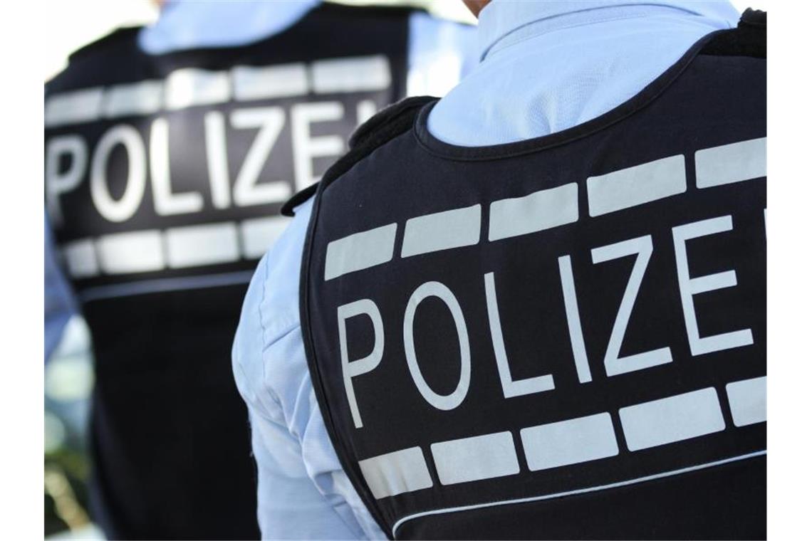 In Westen gekleidete Polizisten. Foto: Silas Stein/dpa/Symbolbild