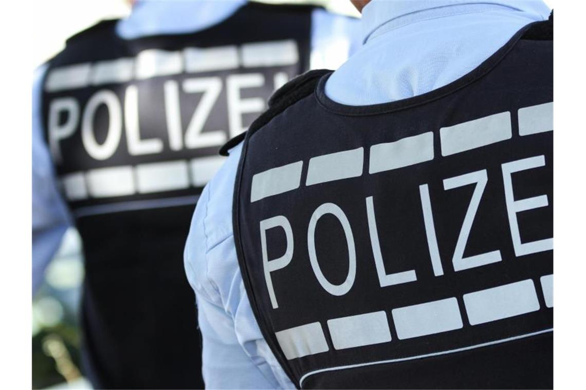 Auf Fußgänger eingestochen: Polizei will Opfer befragen In Westen gekleidete Polizisten. Foto: Silas Stein/Archivbild