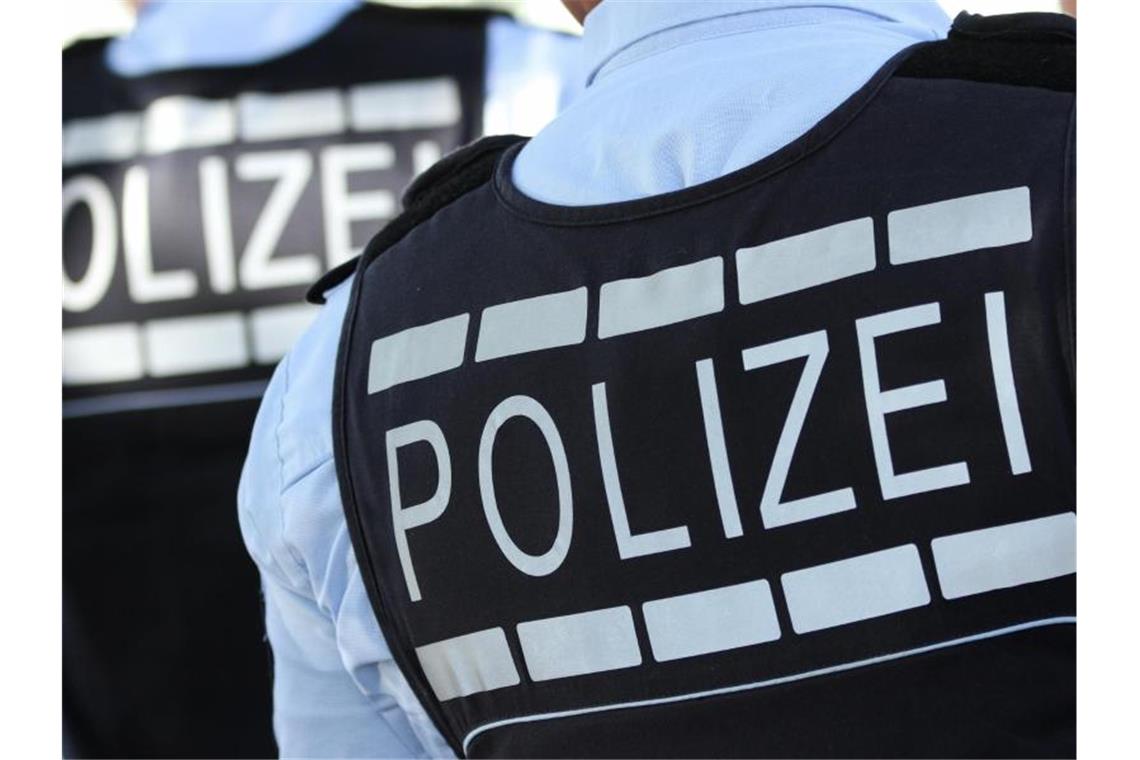 Polizei sucht Besitzerinnen von 100 beschlagnahmten Kleidern