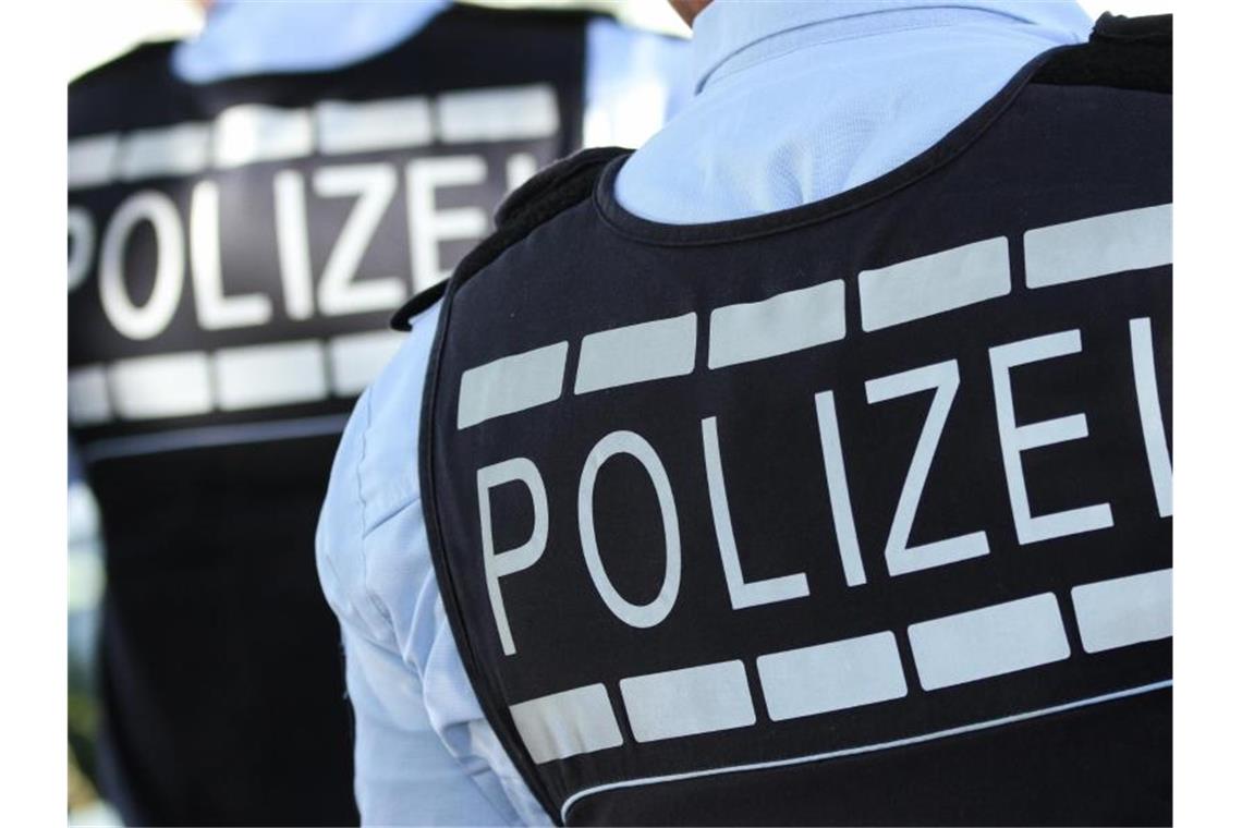 In Westen gekleidete Polizisten stehen in der Stadt. Foto: Silas Stein/dpa/Illustration
