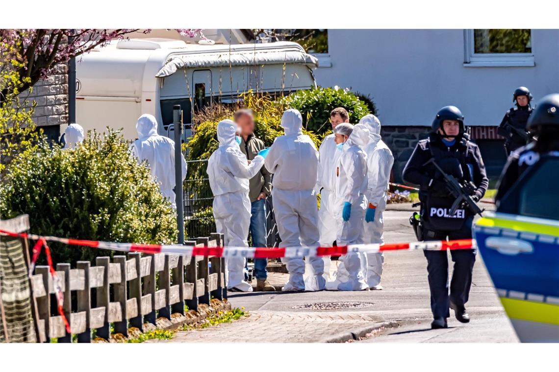 Gewalttat mit drei Toten: Täter weiter flüchtig In Westerwald wurden drei tote Familienmitglieder gefunden, der Täter ist weiter auf der Flucht.