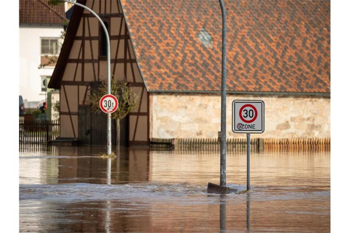 In Wilhermsdorf ist die Zenn meterhoch über ihre Ufer getreten. Die Ortsstraße ist vollkommen überschwemmt. Foto: Daniel Karmann/dpa