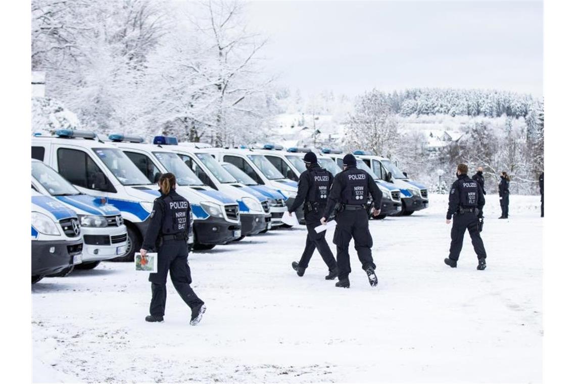 In Winterberg (Nordrhein-Westfalen) waren vorsorglich zahlreiche Polizisten im Einsatz. Foto: Marcel Kusch/dpa