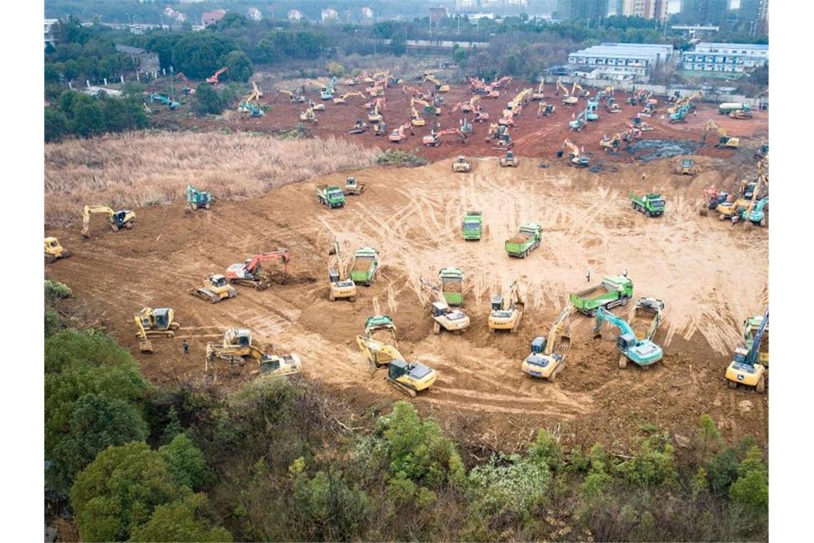 In Wuhan soll innerhalb kürzester Zeit ein neues Spezialkrankenhaus für mit dem Virus Infizierte errichtet werden - es soll schon Anfang Februar fertig sein. Foto: Xiao Yijiu/XinHua/dpa