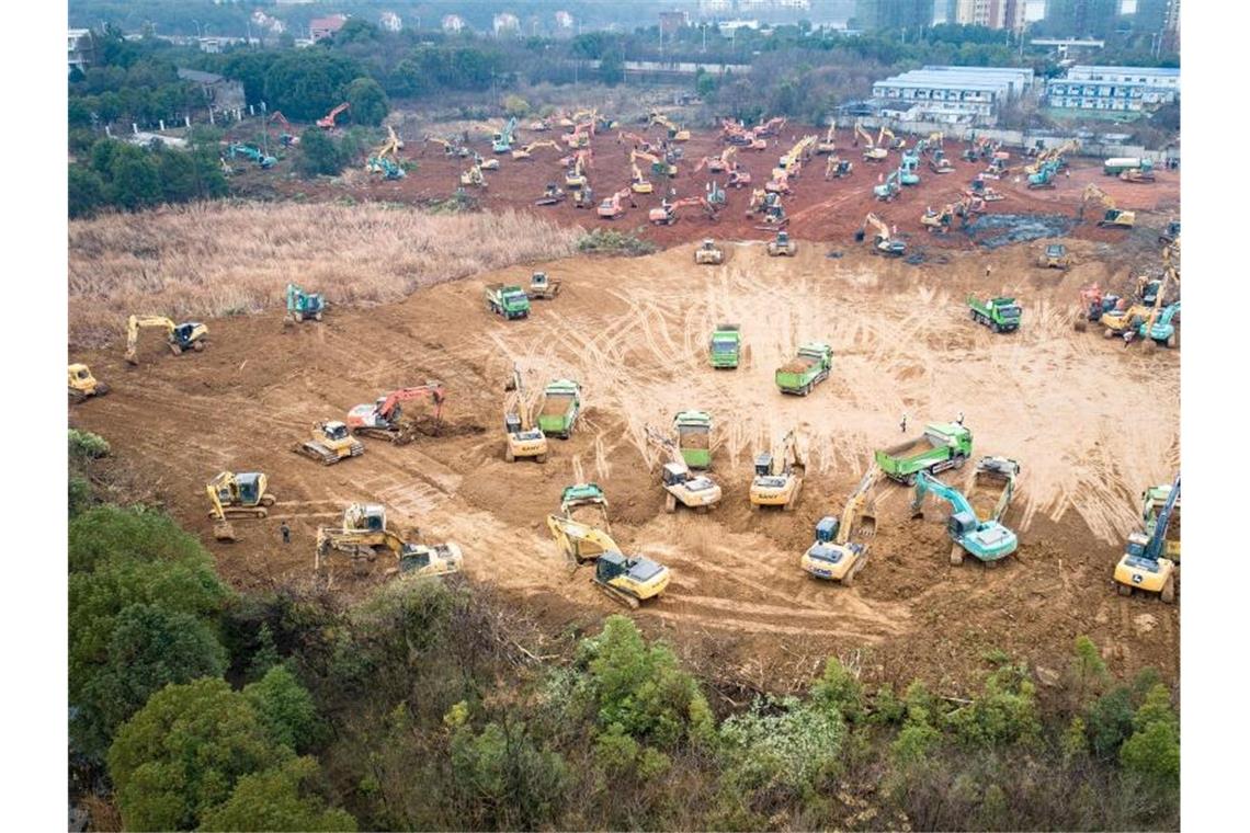 Zahl der Virus-Toten steigt - China verschärft Maßnahmen In Wuhan soll innerhalb kürzester Zeit ein neues Spezialkrankenhaus für mit dem Virus Infizierte errichtet werden - es soll schon Anfang Februar fertig sein. Foto: Xiao Yijiu/XinHua/dpa