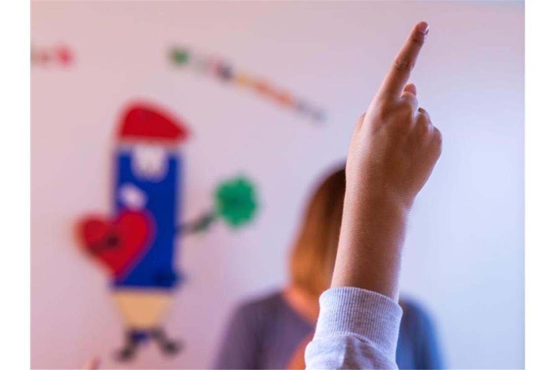 Lehrerverband für halbe Klassen in Corona-Hotspots In Zeiten der Corona-Pandemie steht die Situation in Kitas und Schulen unter besonderer Beobachtung. Foto: Jens Büttner/dpa-Zentralbild/dpa