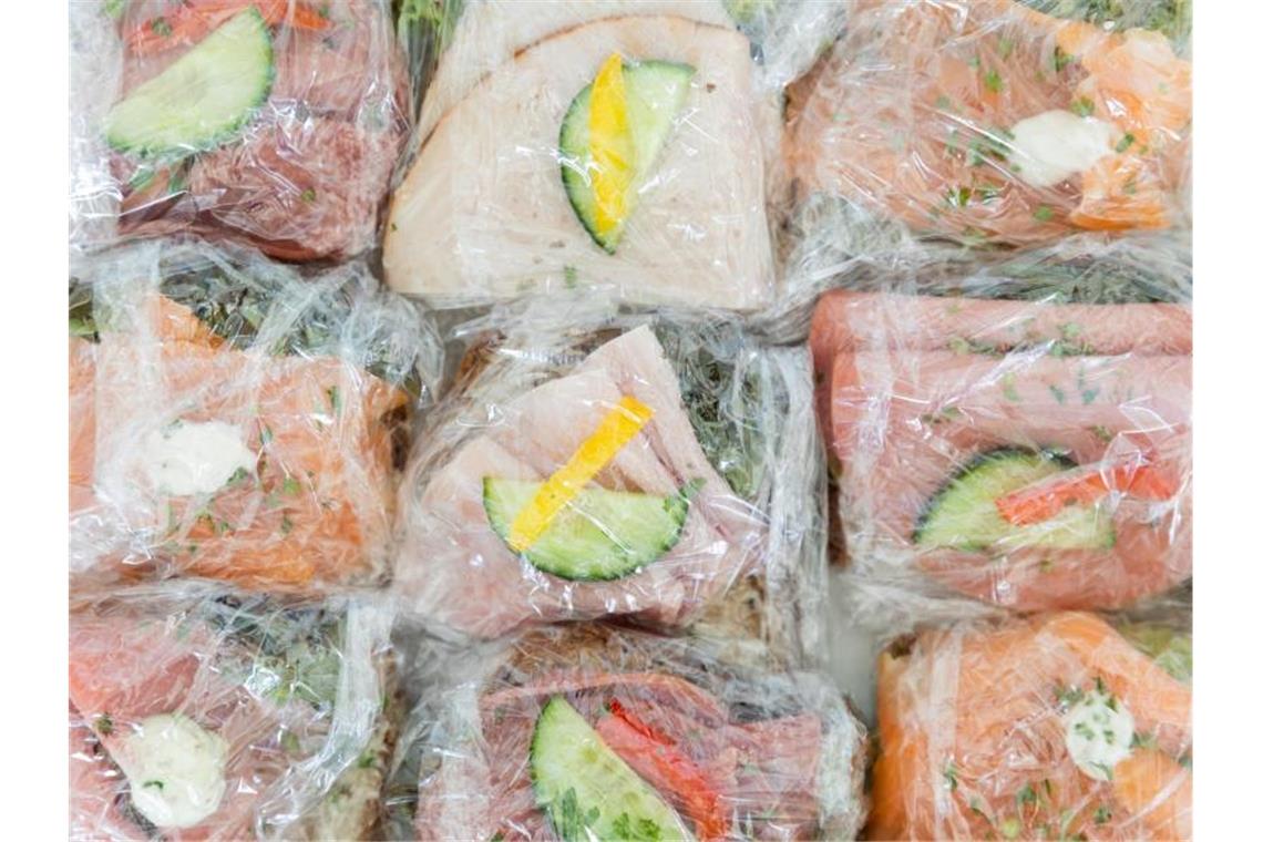 Plastik kommt nicht in die Tüte? Die Krise ändert alles In Zeiten der Pandemie verlieren Frischhaltefolie und Co. ihr schlechtes Image. Foto: Rolf Vennenbernd/dpa