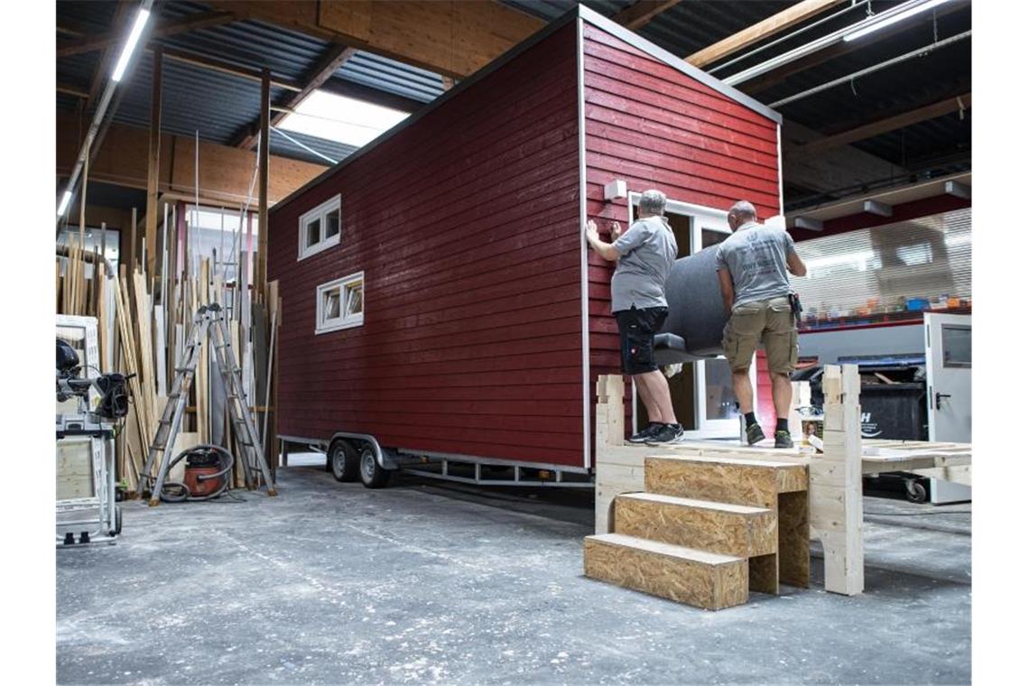 Tiny House als XS-Eigenheim - Baustein gegen Wohnungsnot In Zeiten explodierender Mieten und gewaltiger Wohnungsnot in Großstädten und Ballungsräumen wächst das Interesse an den XS-Behausungen. Foto: Guido Kirchner