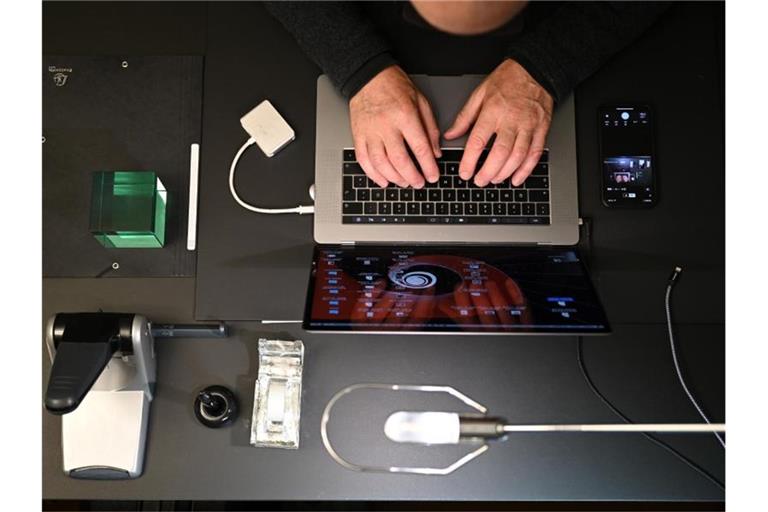 In Zeiten von Corona: Ein Mann arbeitet im Homeoffice am Laptop. Foto: Felix Kästle/dpa