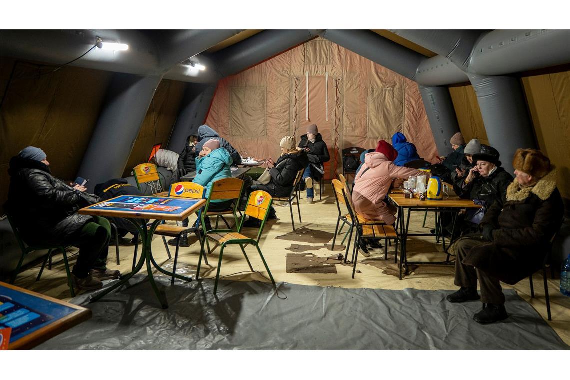 In Zelten können Menschen in Kiew sich aufwärmen, etwas Heißes trinken und ihre Geräte aufladen.
