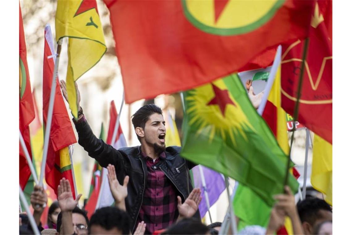 In Zürich und in vielen anderen Städten gingen Tausende auf die Straßen und protestierten gegen die türkische Offensive. Foto: Ennio Leanza/KEYSTONE/dpa