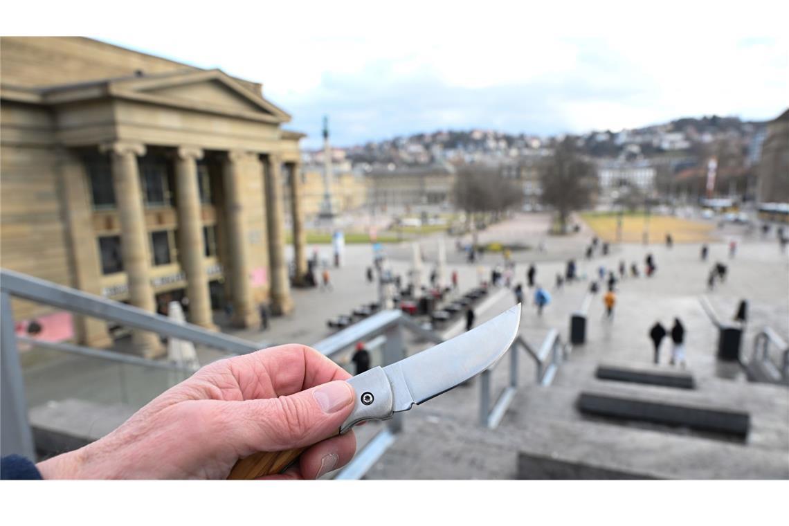 Waffenverbot im Nahverkehr geplant In Zukunft soll es ein Waffenverbot in Bussen und Bahnen in Baden-Württemberg geben. (Symbolbild)