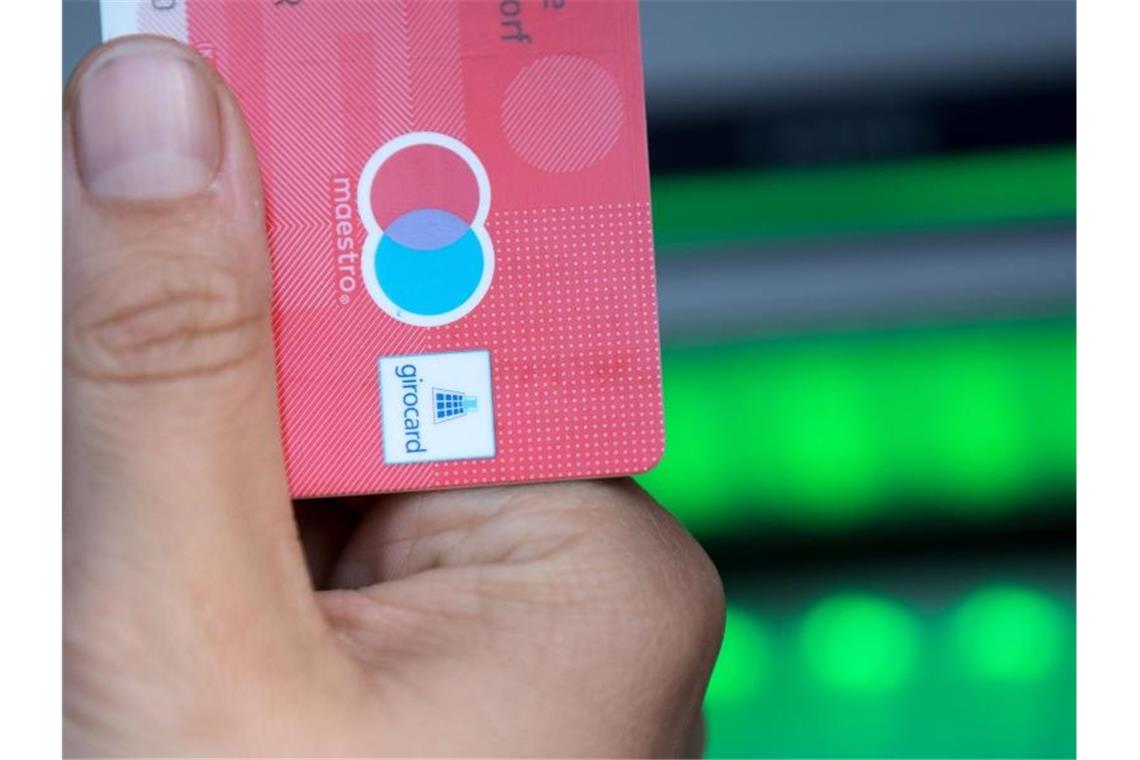Girocard künftig ohne Maestro In Zukunft wird es das Maestro-Logo nicht mehr auf der Girocard geben. Foto: Fabian Sommer/dpa
