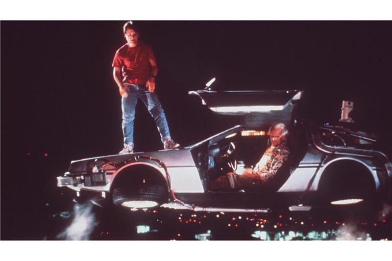 In "Zurück in die Zukunft" wird der von Michael J. Fox verkörperte Held Marty McFly - mit Hilfe eines umgebauten Sportwagens vom Typ DeLorean DMC-12 - aus dem Jahr 1985 ins Jahr 1955 katapultiert.