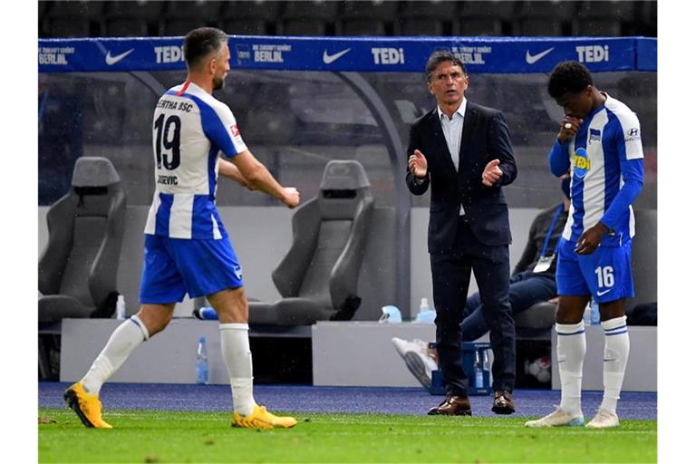 In zwei Spielen nach der Coronavirus-Pause hat Bruno Labbadia (M.) ein intelligent agierendes Bundesliga-Team geformt. Foto: Stuart Franklin/Getty Images Europe/Pool/dpa