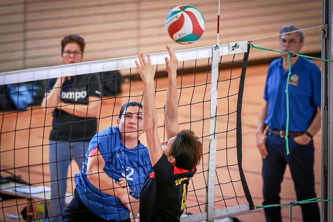 In zwei Spielen siegen Franziska Maier (Mitte) und die TSG einmal. Gegen Sandra Widmann und Nachbar Kirchberg gibt’s ein 3:1, gegen Favorit Waldenburg ein 0:3. Foto: Alexander Becher
