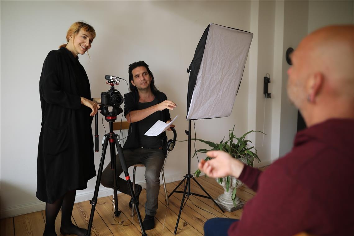 Ina Rommee und Stefan Krauss bei der Videoaufnahme eines Interviews mit einem Zeitzeugen. Fotos: privat