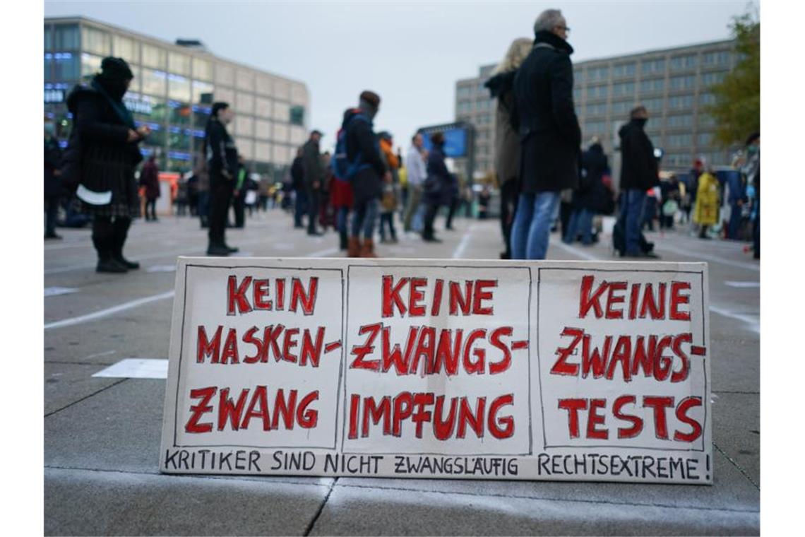 In Berlin kamen Menschen unter dem Motto „Wiederherstellung der Grundrechte“ auf dem Alexanderplatz zusammen um gegen Corona-Einschränkungen zu demonstrieren. Foto: Jörg Carstensen/dpa