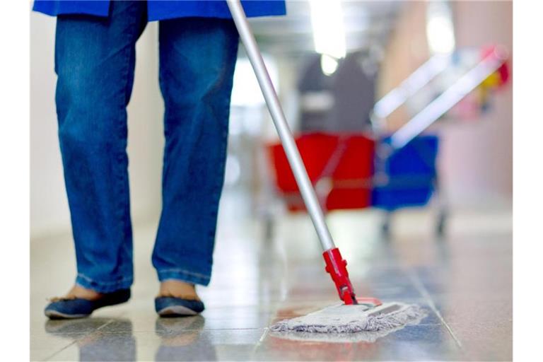 In der Gebäudereinigung arbeiten viele Mini-Jobber. Wegen der starren Verdienstobergrenze wirkt jede Tarifsteigerung als unfreiwillige Arbeitszeitverkürzung. Foto: Jens Büttner/dpa-Zentralbild/dpa