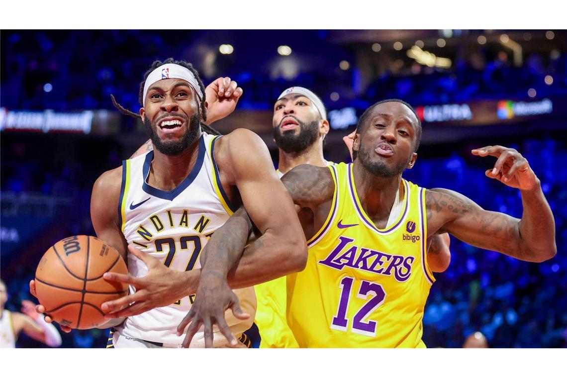 Indiana-Pacers-Forward Isaiah Jackson (22) schnappt sich einen Rebound, was die beiden Forwards der Los Angeles Lakers, Anthony Davis und Taurean Prince (12), allzu gerne verhindert hätten.