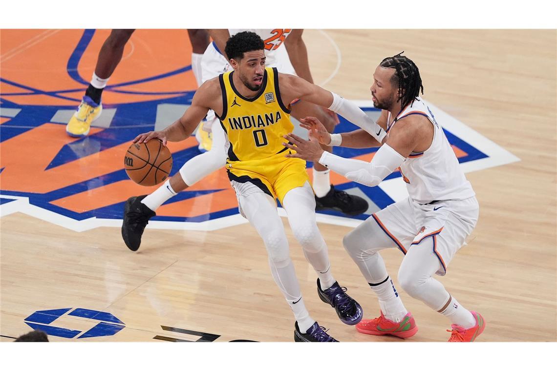 Indianas Tyrese Haliburton (l.) verlor das Duell der Star-Spielmacher klar gegen Jalen Brunson.
