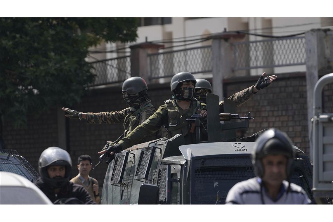 Indien verweist alle pakistanischen Bürger des Landes Indien setzt in Kaschmir auf eine hohe Militärpräsenz.