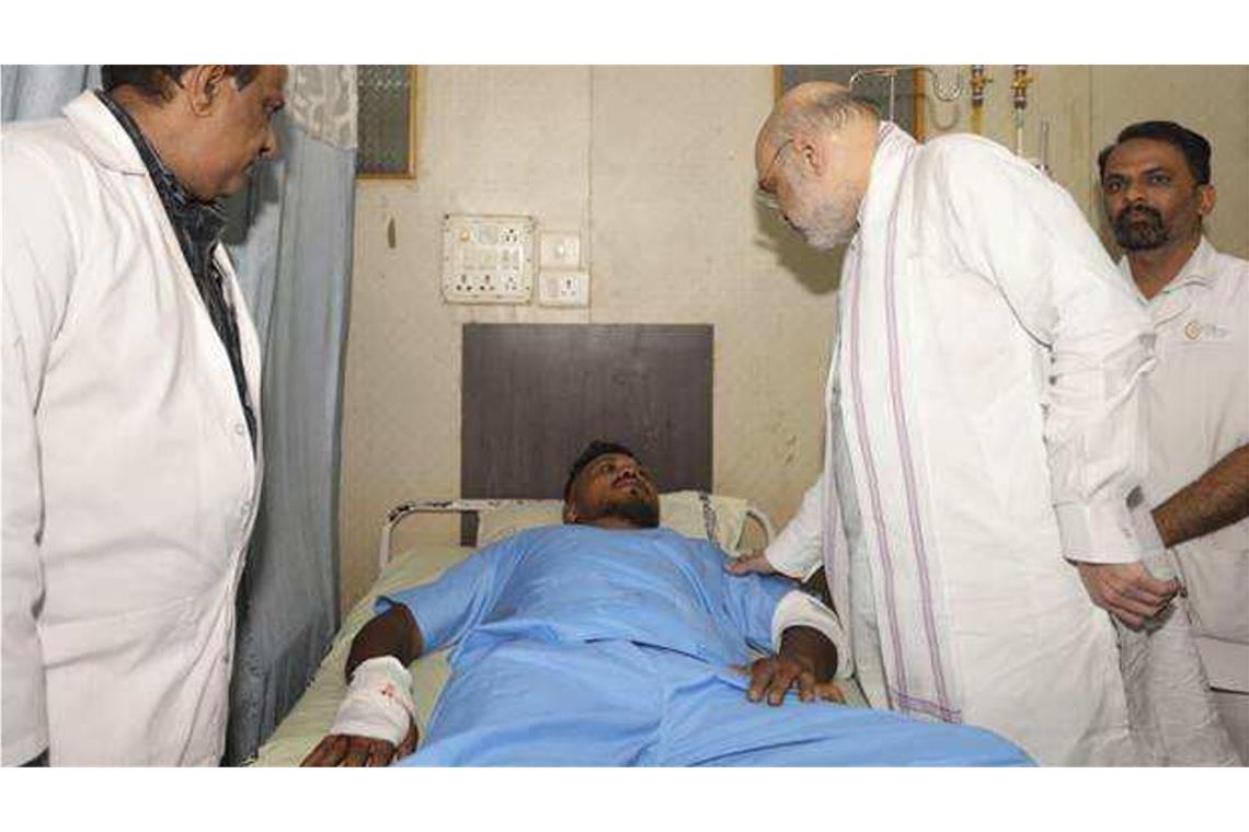 Das Wunder von Sitz 11A Indiens Innenminister Ahmit Shah mit dem einzigen Überlenden Vishwash Kumar Ramesh.