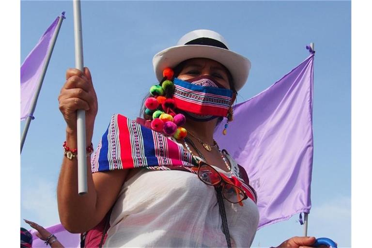 Indigene Frauen demonstrierten in Perus Haupstadt Lima für Frauenrechte. Foto: Carlos Garcia Granthon/ZUMA Press Wire/dpa